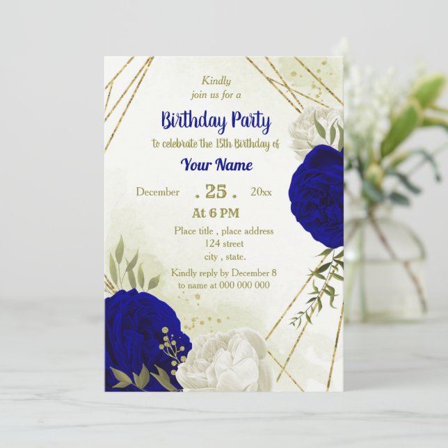 Invitación cumpleaños verde de flores blancas azules reales (Anverso de pie)