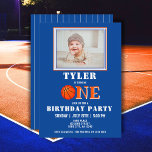 Invitación Cute Basketball Blue Photo One First Birthday<br><div class="desc">Cute baloncesto Blue One First Birthday Invitation con una foto. Cute boy's en la fiesta de cumpleaños de baloncesto para el primer cumpleaños. El diseño tiene un gran baloncesto y un patrón de rayas azules y blancas en el trasero. Personaliza esta invitación de cumpleaños con el nombre de un niño...</div>