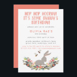 Invitación Cute Bunny Hop Hop Hooray Kids Cumpleaños<br><div class="desc">Una encantadora invitación de cumpleaños para una niña pequeña, perfecta para un fiesta de primavera. Este diseño presenta la frase "¡Hop hop Hooray! es el cumpleaños de algún conejito" - un divertido juego de palabras sobre el tradicional "Hip hip hop hooray" y "alguien" , con un tipo de cepillo con...</div>