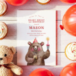 Invitación Cute Cumpleaños Bear Beary Sweet Birthday Party<br><div class="desc">Celebra el día especial de tu pequeña con esta invitación a la fiesta de cumpleaños Beary Sweet, en la que aparece un oso adorable en un gorra fiesta sosteniendo un quequito con una vela. Con tonos rojos cálidos y detalles ilustrados encantadores, es la elección perfecta para la celebración del cumpleaños...</div>