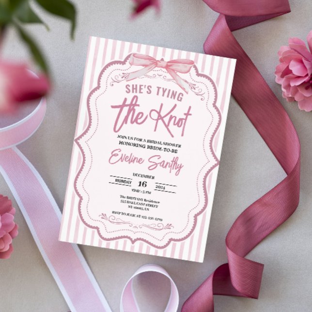 Invitación Cute está atando la ducha marrón rosa de novia bla (“She’s Tying the Knot” Pink Bridal Shower Invitation. Featuring elegant pink and white stripes)