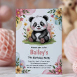 Invitación Cute Floral Kids Panda Birthday Party<br><div class="desc">Este diseño para niños con flores de panda cumpleaños incluye una bonito con un borde de acuarela floral. Hay un oso panda lindo en el centro que está sentado en un parche de hierba. Debajo, hay un espacio para añadir tu información en un tipo de letra fácil de leer pero...</div>