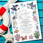 Invitación Cute Oneder the Sea Ocean Kids First Birday<br><div class="desc">Celebrar con adorable tiempo la invitación de los niños del océano marino de primer cumpleaños con un diseño de lindos animales de mar dibujados a mano en el crayón de un tiburón, orca, peces, medusas, caballitos de mar, tortugas marinas, cangrejo y pez estrella. Al revés, el fondo es azul marino....</div>