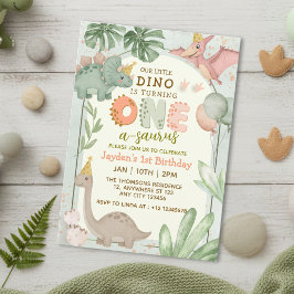 Invitación Cute Pastel Green Dinosaur One-A-Sauraus Birthday 