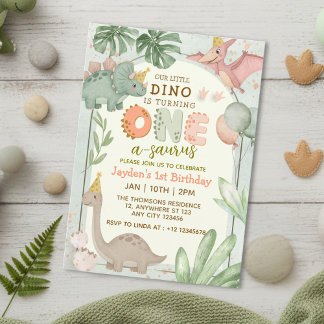 Invitación Cute Pastel Green Dinosaur One-A-Sauraus Birthday