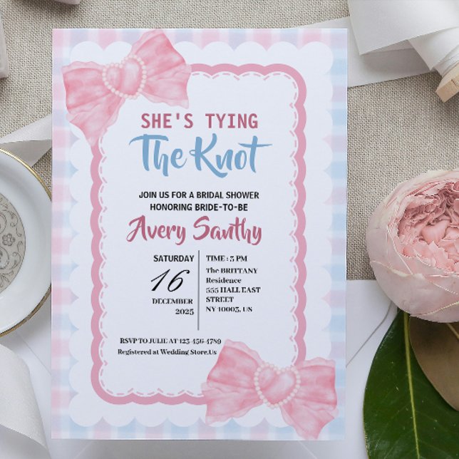 Invitación Cute She's Tying the Knot Pink Blue Bridal Shower (she's tying the knot minimalist pink bow bow bridal shower chic feminine typography whimsical simple)