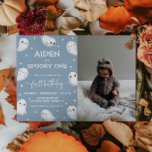 Invitación Cute Spooky Un niño de Halloween 1er cumpleaños fo<br><div class="desc">El **Cute Spooky One Halloween Boy 1st Birthday Photo Invitation** es una manera deliciosa de celebrar el hito de tu pequeño con un toque divertido y festivo. Con adorables gráficos temáticos de Halloween y espacio para una preciada foto, esta invitación establece el tono perfecto para una espumosa fiesta de primer...</div>