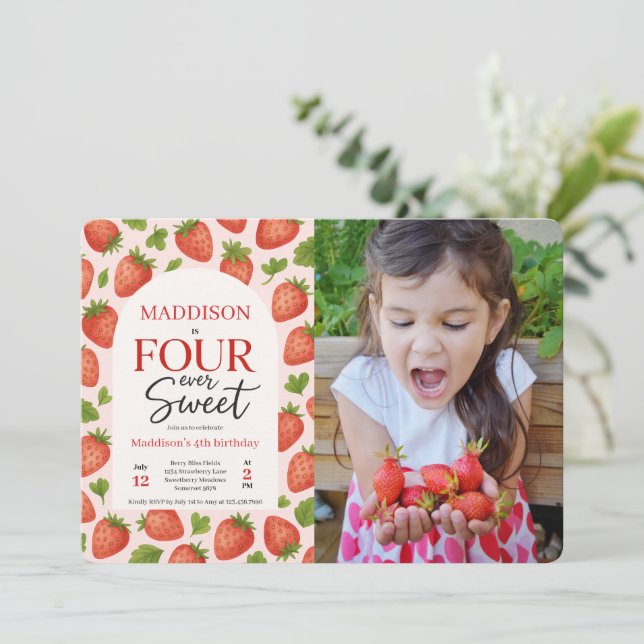 Invitación Cute Strawberry Cuatro veces dulce foto de cuarto  (Anverso de pie)