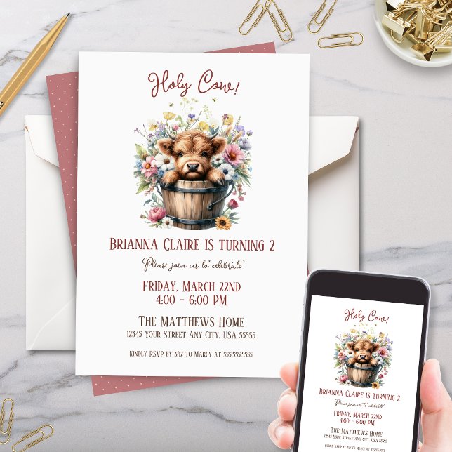 Invitación Cute Wildflowers Highland Cow Farm Animal Cumpleañ (Cute baby highland cow birthday party invitation with wildflowers in vintage wooden bucket)
