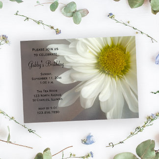 Invitación Daisy blanco suave en la fiesta de cumpleaños gris