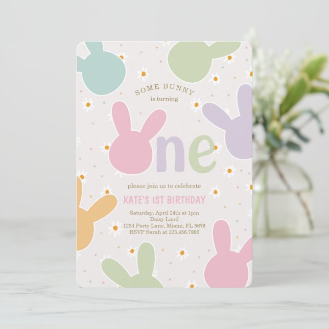 Invitación Daisy Floral Bunny Primer cumpleaños (Anverso de pie)