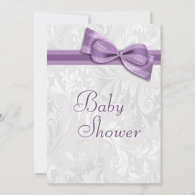 Invitación Damasco blanco y falso morado de Baby Shower (Anverso)