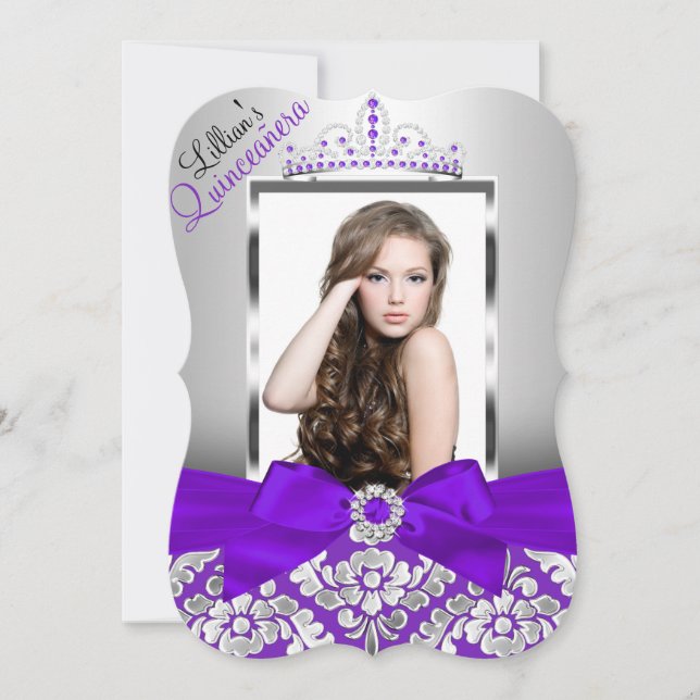 Invitación Damasco de plata morada y foto tiara Quinceanera (Anverso)