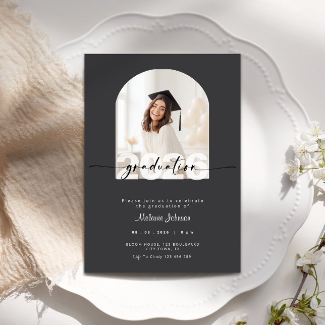 Invitación Dark Grey Graduation Invitation with Photo - 2026 (Dark grey graduation invitation with photo.)