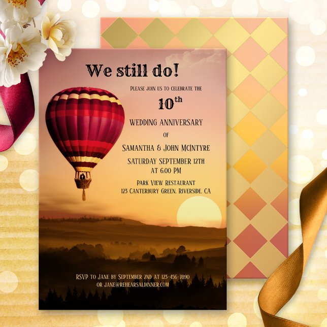 Invitación de aniversario de globo aerostático al  (A romantic wedding anniversary invitation featuring a painting of a hot air balloon at sunset)