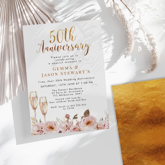 Invitación de aniversario número 50 de boda con fl (Blush Foral and Gold 50th Wedding Anniversary Invitation, Champagne Glasses, Faux Gold Calligraphy)
