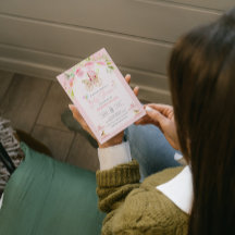 Invitación de Baby Shower a cuna de bebé con flore