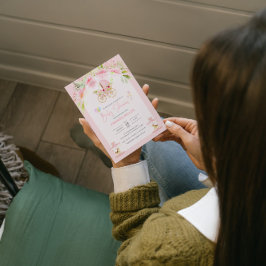 Invitación de Baby Shower a cuna de bebé con flore