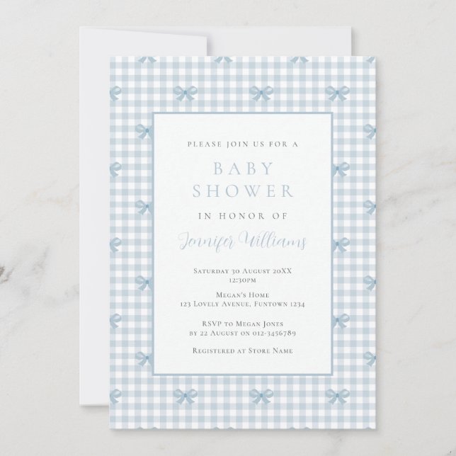 Invitación de baby shower azul Gingham Coquette Ni (Anverso)