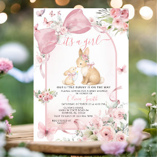 Invitación de baby shower con conejo floral rosa y