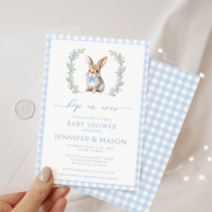 Invitación de baby shower de conejito azul adorabl