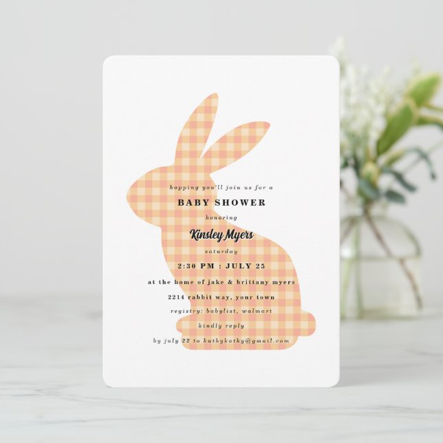 Invitación de baby shower de conejito de cuadros d (Anverso de pie)