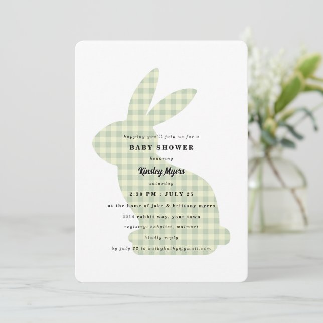 Invitación de baby shower de conejito Sage Gingham (Anverso de pie)