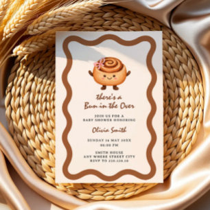 Invitación de baby shower de niña con bollo en el