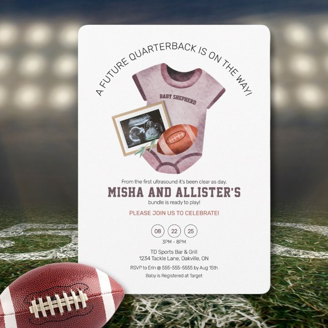 Invitación de Baby Shower de Quarterback para el f (Football-themed baby shower invite celebrating your future quarterback’s arrival.)