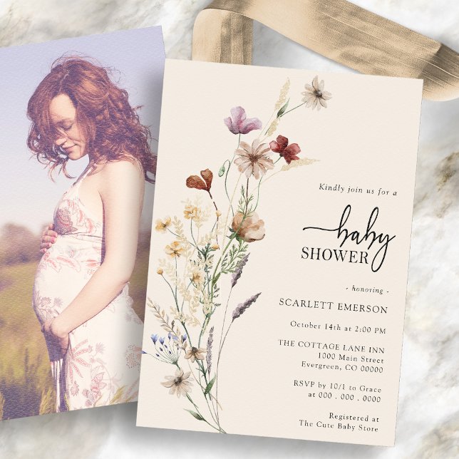 Invitación de baby shower floral boho (Boho Wildflower Floral Baby Shower Invitation with photo on the back by Painted Paperie
)