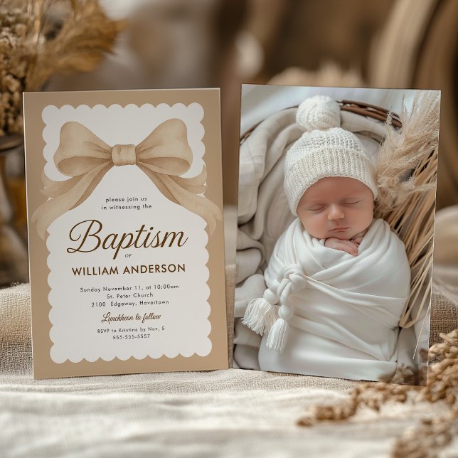 Invitación de bautizo elegante con lazo beige y cr (Baptism invitation with beige bow and knit cap, soft neutral tones for a serene look.)
