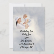 Invitación de bebé con fondo azul cielo