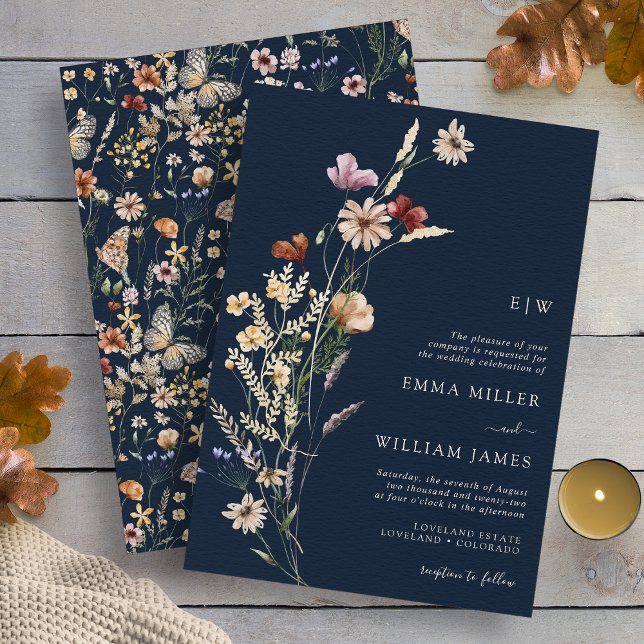 Invitación de boda azul marino con flores silvestr (Wildflower Navy Blue Wedding Invitation Butterflies on Back by Painted Paperie
)