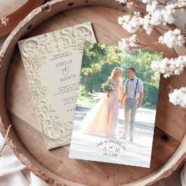 Invitación de boda barroca con monograma estampado