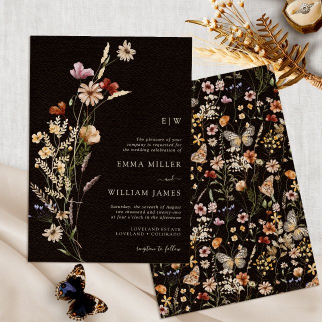 Invitación de boda boho negra con flores silvestre (Wildflower Black Boho Wedding Invitation Mongrammed by Painted Paperie
)
