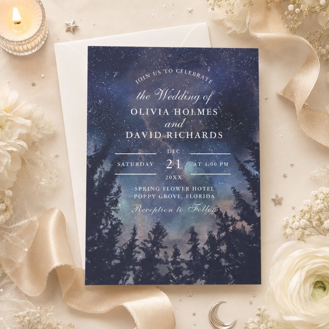 Invitación de boda celestial del bosque de noche e (Starry Night Forest Celestial Wedding Invitation on a table with flowers and celestial decor)