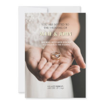 Invitación de boda con anillo apilado de oro y dia