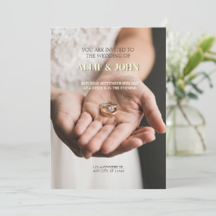 Invitación de boda con anillo apilado de oro y dia