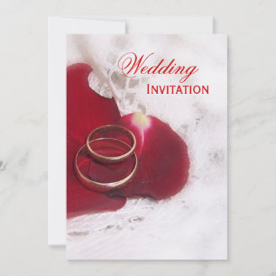 Invitación de boda con anillos de oro y pétalos de