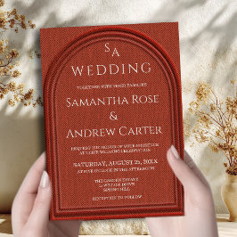 Invitación de boda con arco de terracota y textura