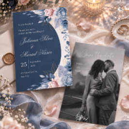 Invitación de boda con arco floral azul polvorient