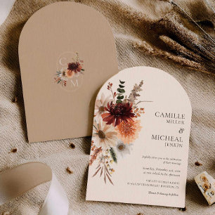Invitación de boda con arco floral burgundy elegan