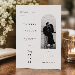 Invitación de boda con arco romántico moderno .