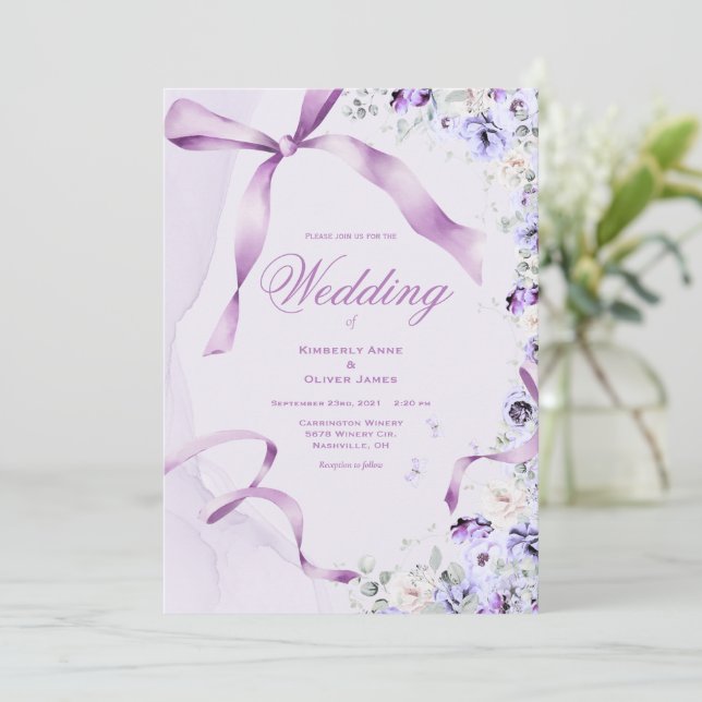 Invitación de boda con cintas florales moradas ele (Anverso de pie)