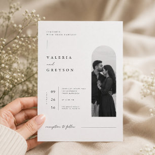 Invitación de boda con foto de arco editorial.