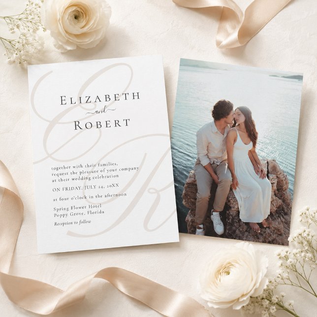 Invitación de Boda con Foto de Monograma Minimalis (Minimalist Monogram Photo Wedding Invitation on a table with white flowers and beige silk ribbon)