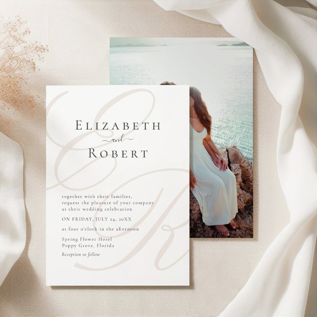 Invitación de Boda con Foto de Monograma Minimalis (Minimalist Beige Monogram Couple Photo Wedding Invitation on an elegant silk tableclothes.)