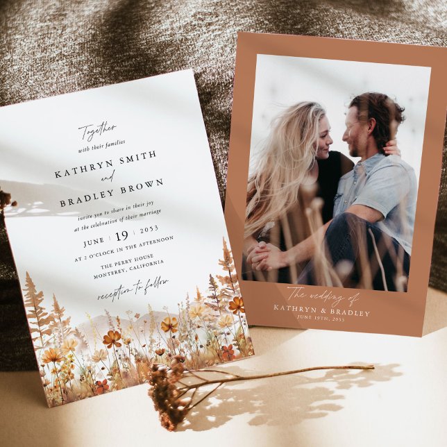 Invitación de boda con foto trasera de montaña de  (Terracotta mountain wedding invitation photo back design with wildflower florals and modern script)