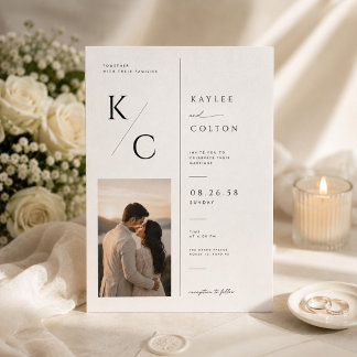 Invitación de boda con foto y monograma elegante.