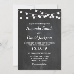 Invitación de boda con luces de cadena en pizarra